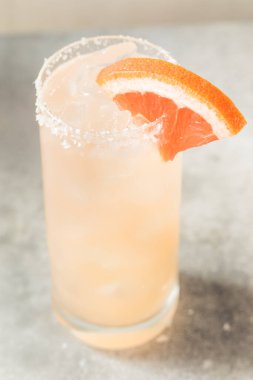 Soğuk Serinletici Tekila Paloma Üzüm ve Tuz Kokteyli