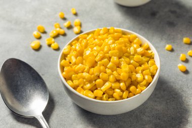 Ev yapımı buğulanmış tatlı mısır kasesi.