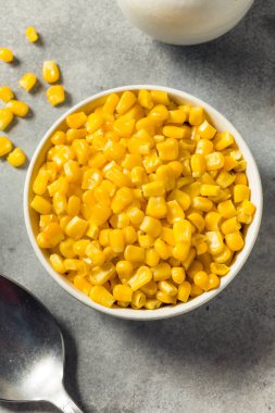 Ev yapımı buğulanmış tatlı mısır kasesi.