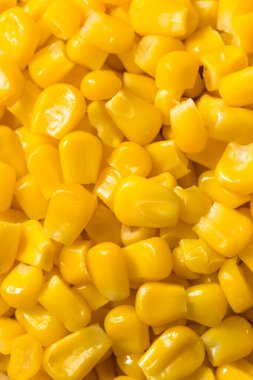 Ev yapımı buğulanmış tatlı mısır kasesi.