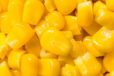 Ev yapımı buğulanmış tatlı mısır kasesi.