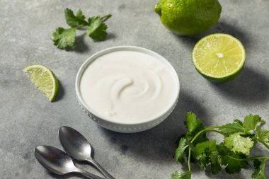 Ev yapımı kremalı Meksika kreması Bir kâseye batır