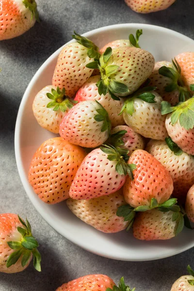 Organik Çiğ Pembe Pineberry Çilek Kasesi