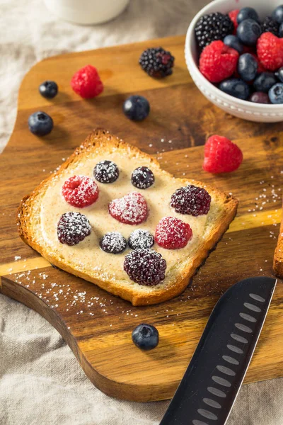 Ev yapımı kremalı yoğurt ve çilekli tost.