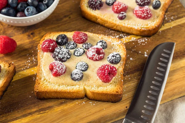 Zelfgemaakte Trendy Custard Yoghurt Toast Met Bessen — Stockfoto