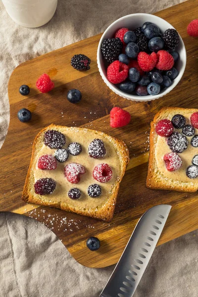 Ev yapımı kremalı yoğurt ve çilekli tost.