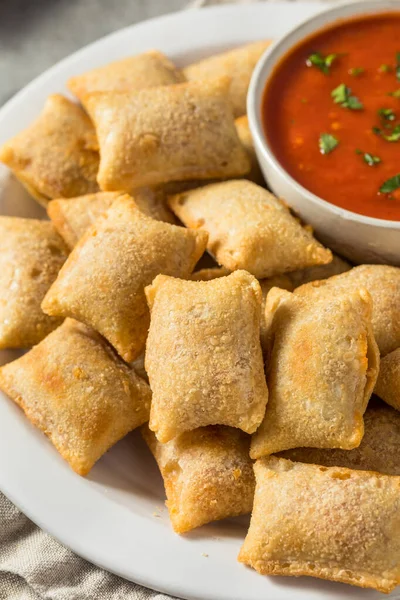 Marinara soslu ev yapımı dondurulmuş pizza rulosu.