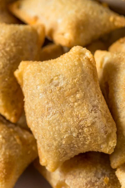 Marinara soslu ev yapımı dondurulmuş pizza rulosu.