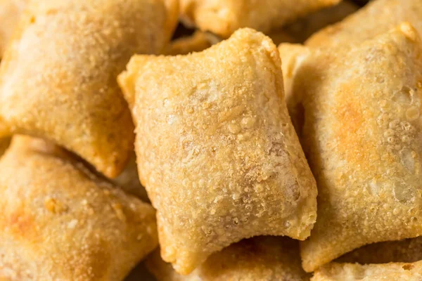 Marinara soslu ev yapımı dondurulmuş pizza rulosu.