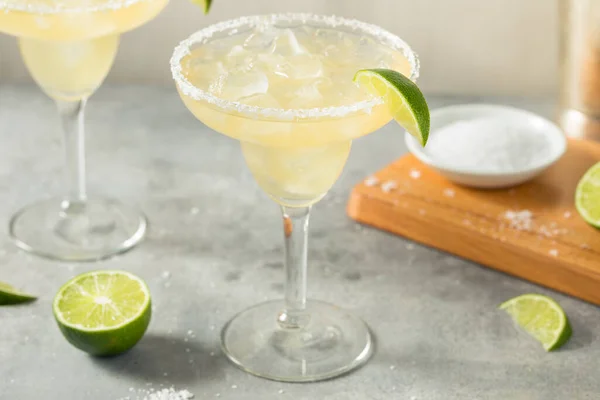 Boozy Erfrischende Tequila Margarita Mit Limette Und Salz — Stockfoto