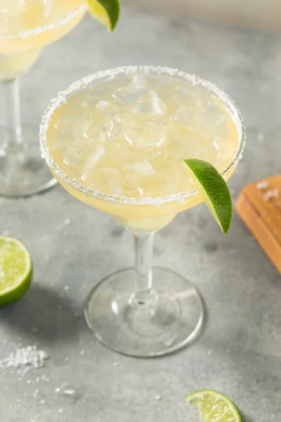 Boozy Uppfriskande Tequila Margarita Med Lime Och Salt — Stockfoto