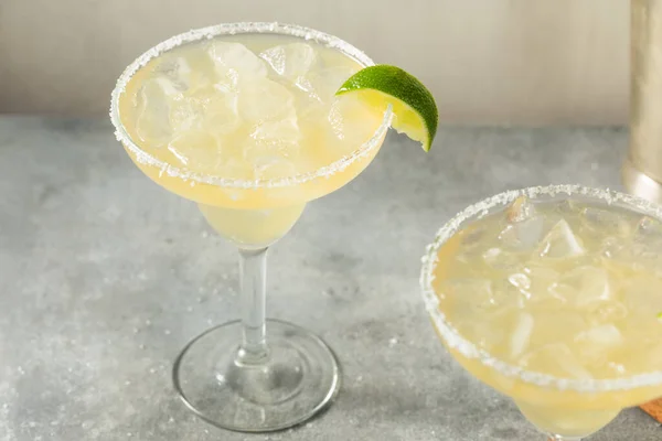 Boozy Erfrischende Tequila Margarita Mit Limette Und Salz — Stockfoto