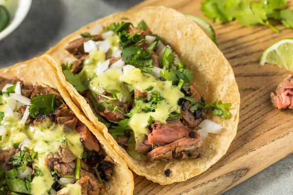 Ev yapımı Meksika Biftekli Taco Cilantro ve Soğanlı