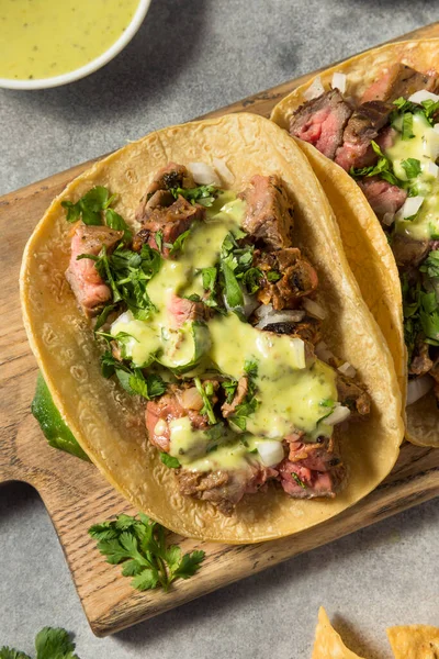 Yapımı Meksika Biftekli Taco Cilantro Soğanlı — Stok fotoğraf