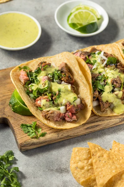 Ev yapımı Meksika Biftekli Taco Cilantro ve Soğanlı