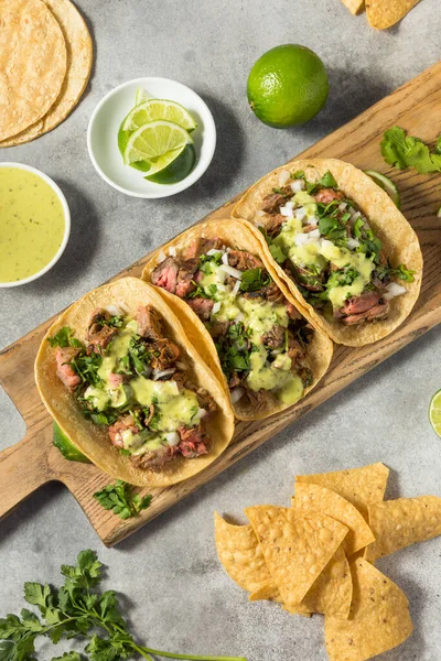 Ev yapımı Meksika Biftekli Taco Cilantro ve Soğanlı