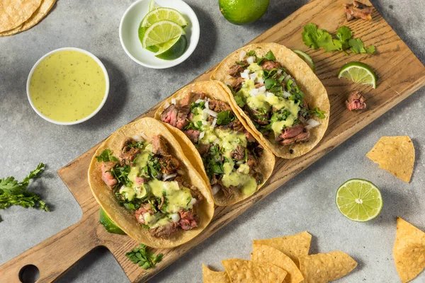 Yapımı Meksika Biftekli Taco Cilantro Soğanlı — Stok fotoğraf