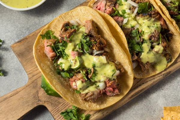 Yapımı Meksika Biftekli Taco Cilantro Soğanlı — Stok fotoğraf