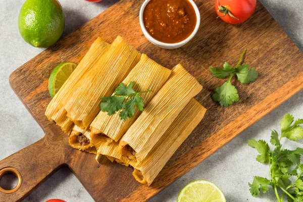 Hausgemachtes Rindfleisch Cornmeal Tamales Mit Salsa Und Crema — Stockfoto