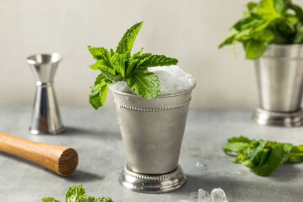 Bevanda Rinfrescante Kentucky Bourbon Mint Julep Con Zucchero — Foto Stock