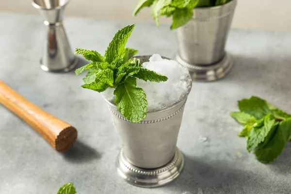 Bevanda Rinfrescante Kentucky Bourbon Mint Julep Con Zucchero — Foto Stock