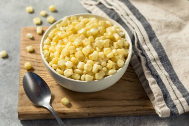 Buğulanmış organik beyaz mısır kabında kernals