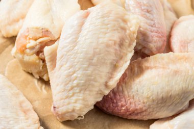 Çiğ Organik Kesim Tavuk Kanatları Pişirmeye Hazır