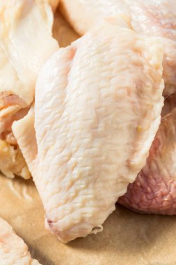 Çiğ Organik Kesim Tavuk Kanatları Pişirmeye Hazır