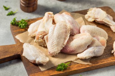 Çiğ Organik Kesim Tavuk Kanatları Pişirmeye Hazır
