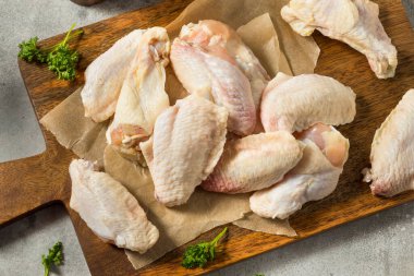 Çiğ Organik Kesim Tavuk Kanatları Pişirmeye Hazır