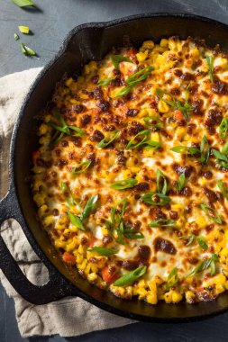 Biber ve karabiberli ev yapımı Kore mısır peyniri.