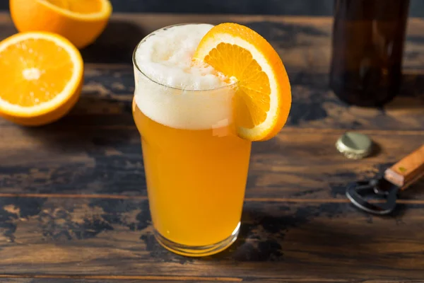 ブージー ベルギー オレンジ ウィート ビールとガーニッシュ — ストック写真