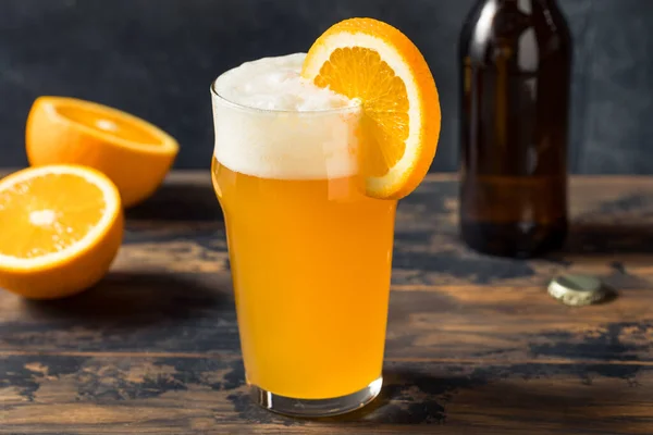 Cerveza Trigo Naranja Belga Con Una Guarnición — Foto de Stock