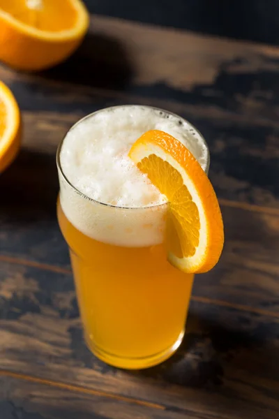 Bebida Cerveja Trigo Laranja Belga Com Uma Guarnição — Fotografia de Stock