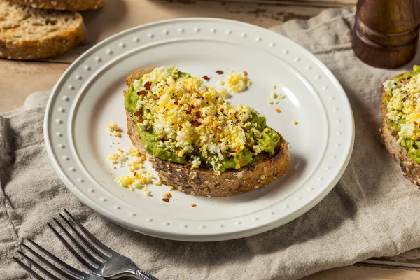 Hausgemachter Trendiger Geriebener Eiertoast Mit Avocado Und Salz — Stockfoto