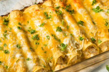 Ev yapımı Meksika domatesli yeşil enchilada. Tavuk ve Cilantro ile birlikte.