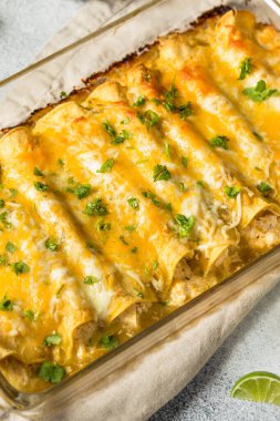 Ev yapımı Meksika domatesli yeşil enchilada. Tavuk ve Cilantro ile birlikte.