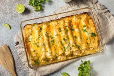 Ev yapımı Meksika domatesli yeşil enchilada. Tavuk ve Cilantro ile birlikte.
