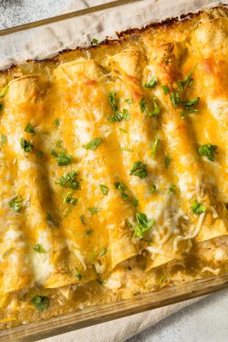 Ev yapımı Meksika domatesli yeşil enchilada. Tavuk ve Cilantro ile birlikte.