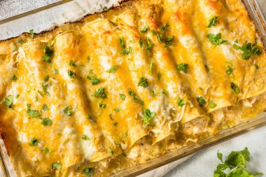 Ev yapımı Meksika domatesli yeşil enchilada. Tavuk ve Cilantro ile birlikte.