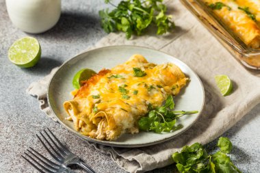 Ev yapımı Meksika domatesli yeşil enchilada. Tavuk ve Cilantro ile birlikte.