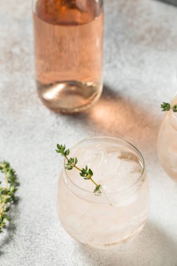 Buzlu ve kekikli Ayyaş Pembe Şarap Spritzer