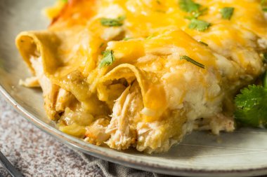 Ev yapımı Meksika domatesli yeşil enchilada. Tavuk ve Cilantro ile birlikte.
