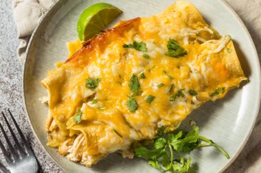 Ev yapımı Meksika domatesli yeşil enchilada. Tavuk ve Cilantro ile birlikte.