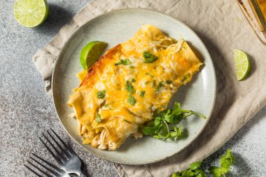 Ev yapımı Meksika domatesli yeşil enchilada. Tavuk ve Cilantro ile birlikte.