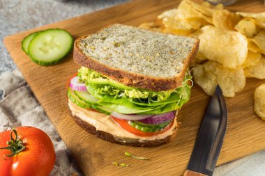 Ev yapımı Akdeniz Sebzeli Humuslu Sandviç Domates ve Salatalıklı