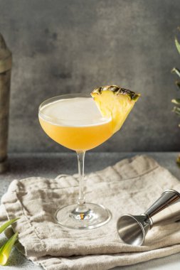 Soğuk Pineapple Rum Daiquiri ve limonlu içki.