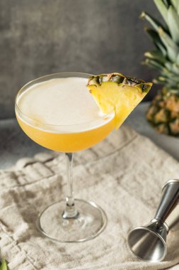 Soğuk Pineapple Rum Daiquiri ve limonlu içki.