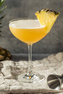 Soğuk Pineapple Rum Daiquiri ve limonlu içki.