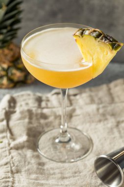 Soğuk Pineapple Rum Daiquiri ve limonlu içki.